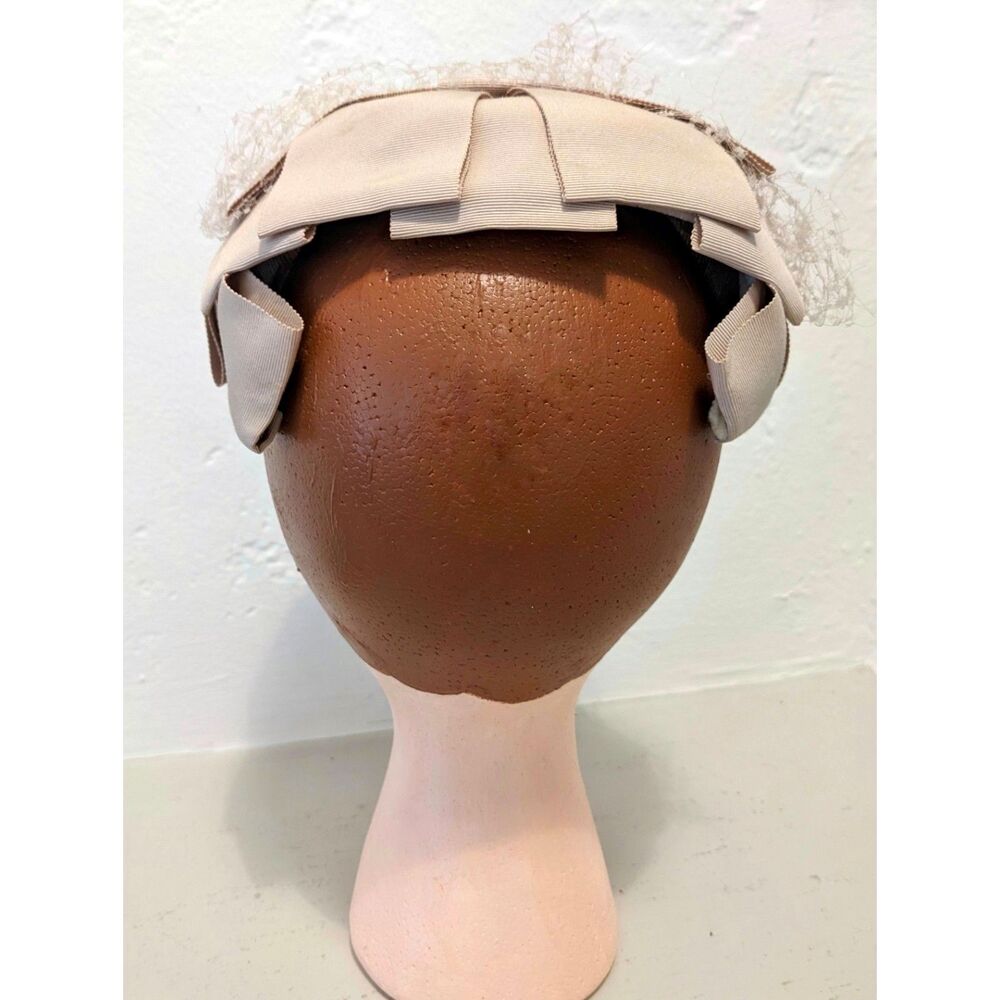 VTG. 50s/early 60s Creamy Beige Grosgrain Ribbon Half Hat / Cocktail Hat w/Veil - Picture 5 of 11